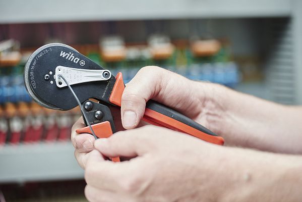 Автоматический обжимной инструмент для муфт для оконцевания жил 210 мм Wiha (41246)