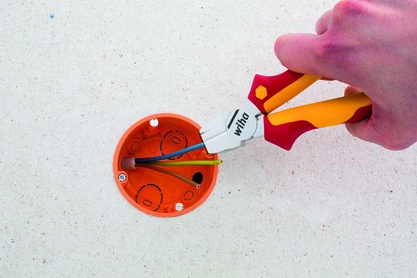 Комбинированные бокорезы для снятия изоляции TriCut Professional electric 170 мм VDE Wiha (38552)